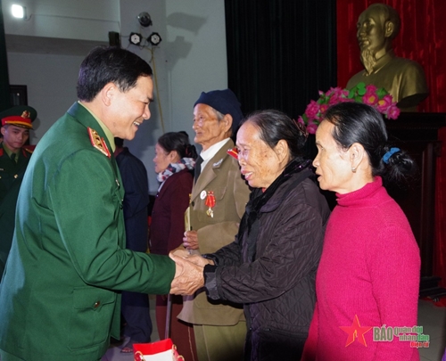 Trung tướng Phạm Trường Sơn thăm, tặng quà tại tỉnh Thừa Thiên Huế